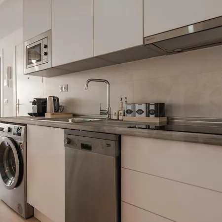 Peaceful & Bright With Patio - Center Apartment *