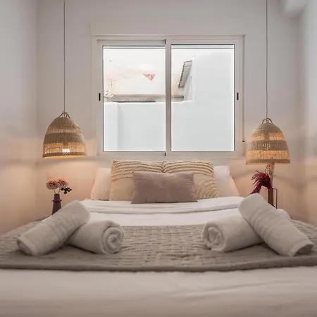 Peaceful & Bright With Patio - Center Apartment Malaga