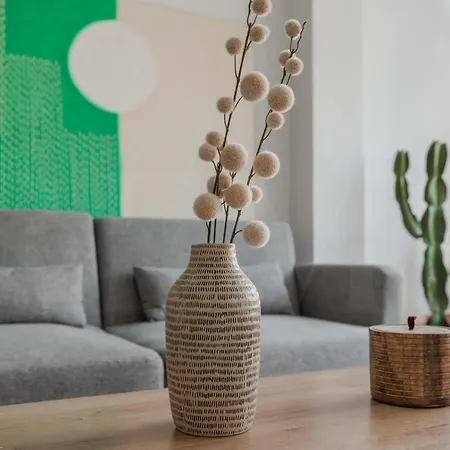 Peaceful & Bright With Patio - Center Apartment *