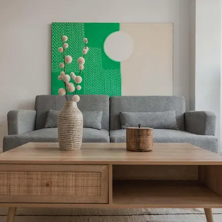 Peaceful & Bright With Patio - Center Apartment *