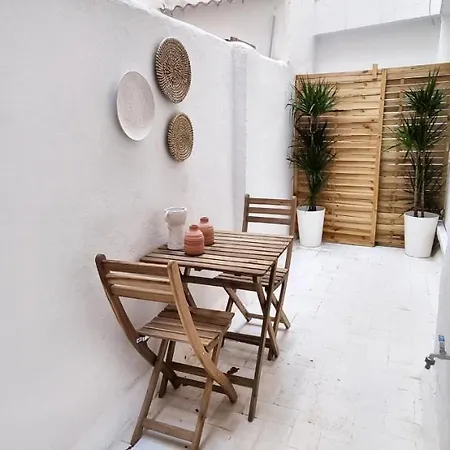 Peaceful & Bright With Patio - Center